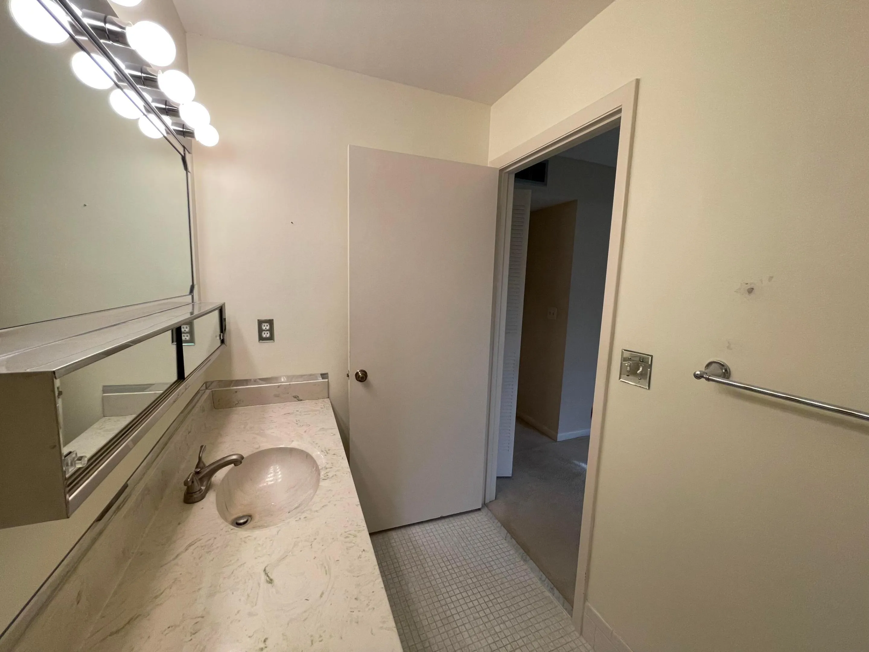 16d Primary Bath - Facing Entry