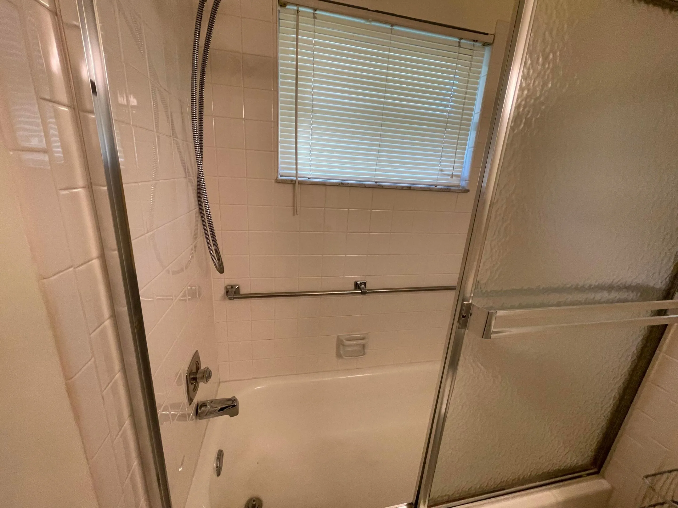 16c Primary Bathtub - Safety Bar