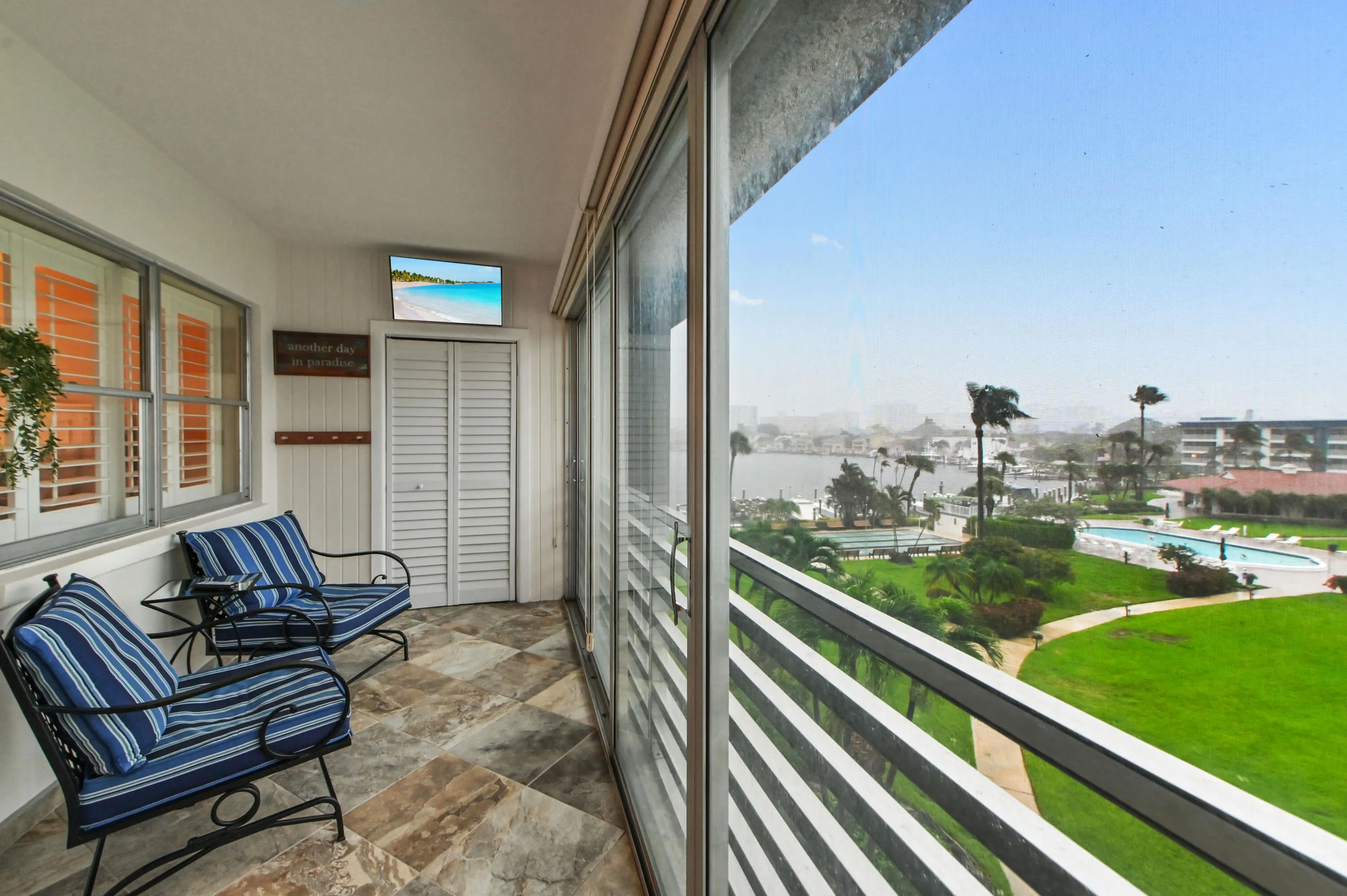 23 Balcony 05
