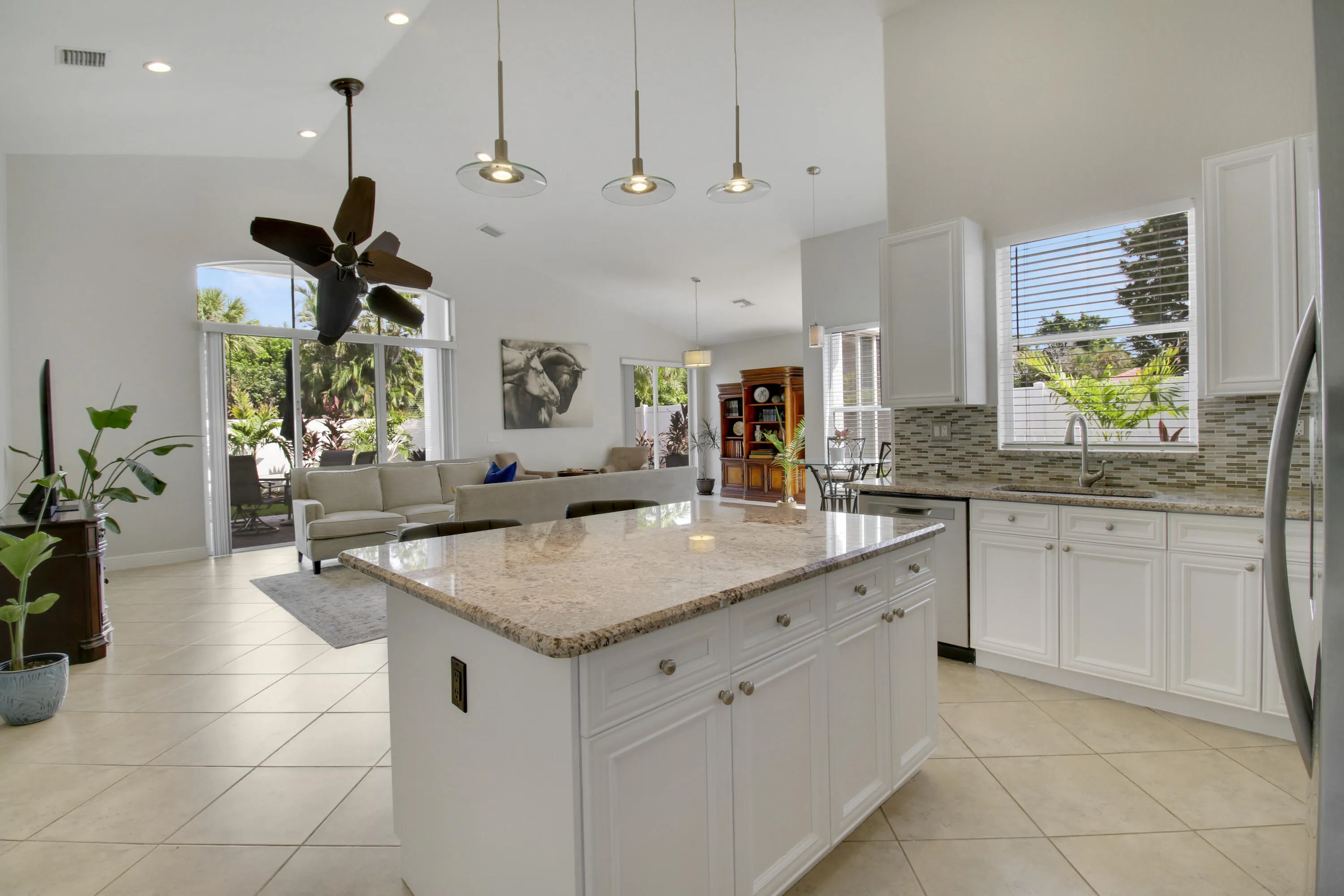 kitchen facing livingroom