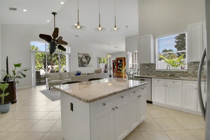 kitchen facing livingroom
