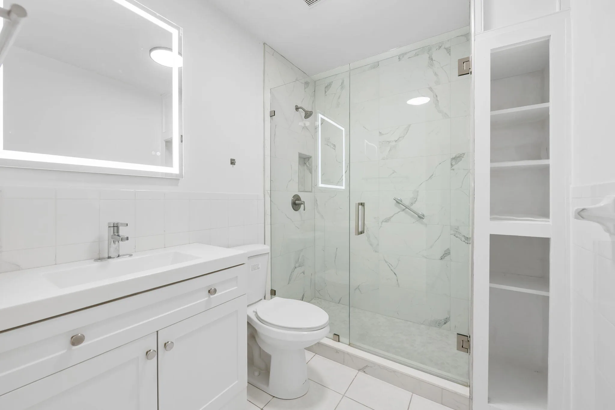 primary suite / full bathroom