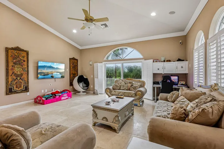 83-web-or-mls-NW 84th Ave-S2409-003