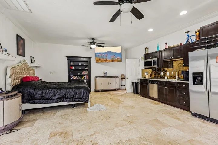 88-web-or-mls-NW 84th Ave-S2409-008