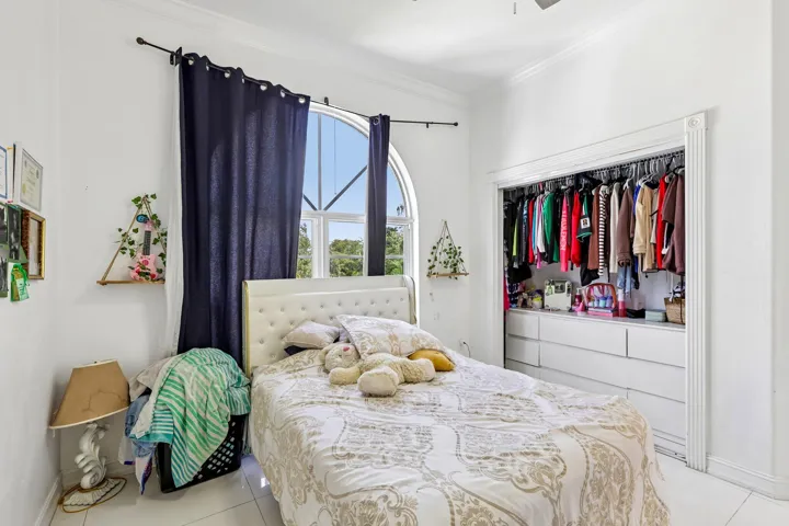 38-web-or-mls-NW 84th Ave-S1609-038