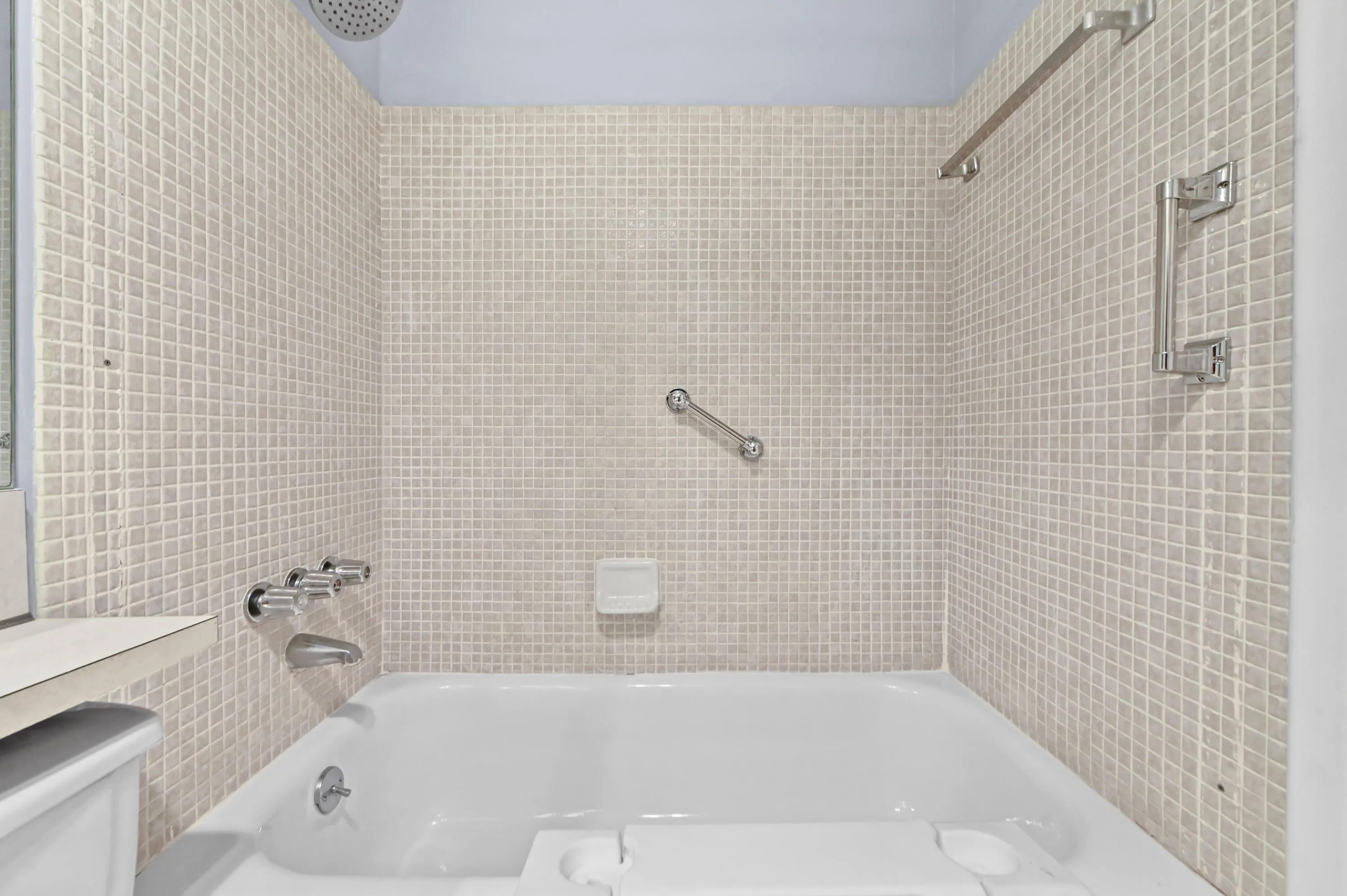 18 Bathroom 03