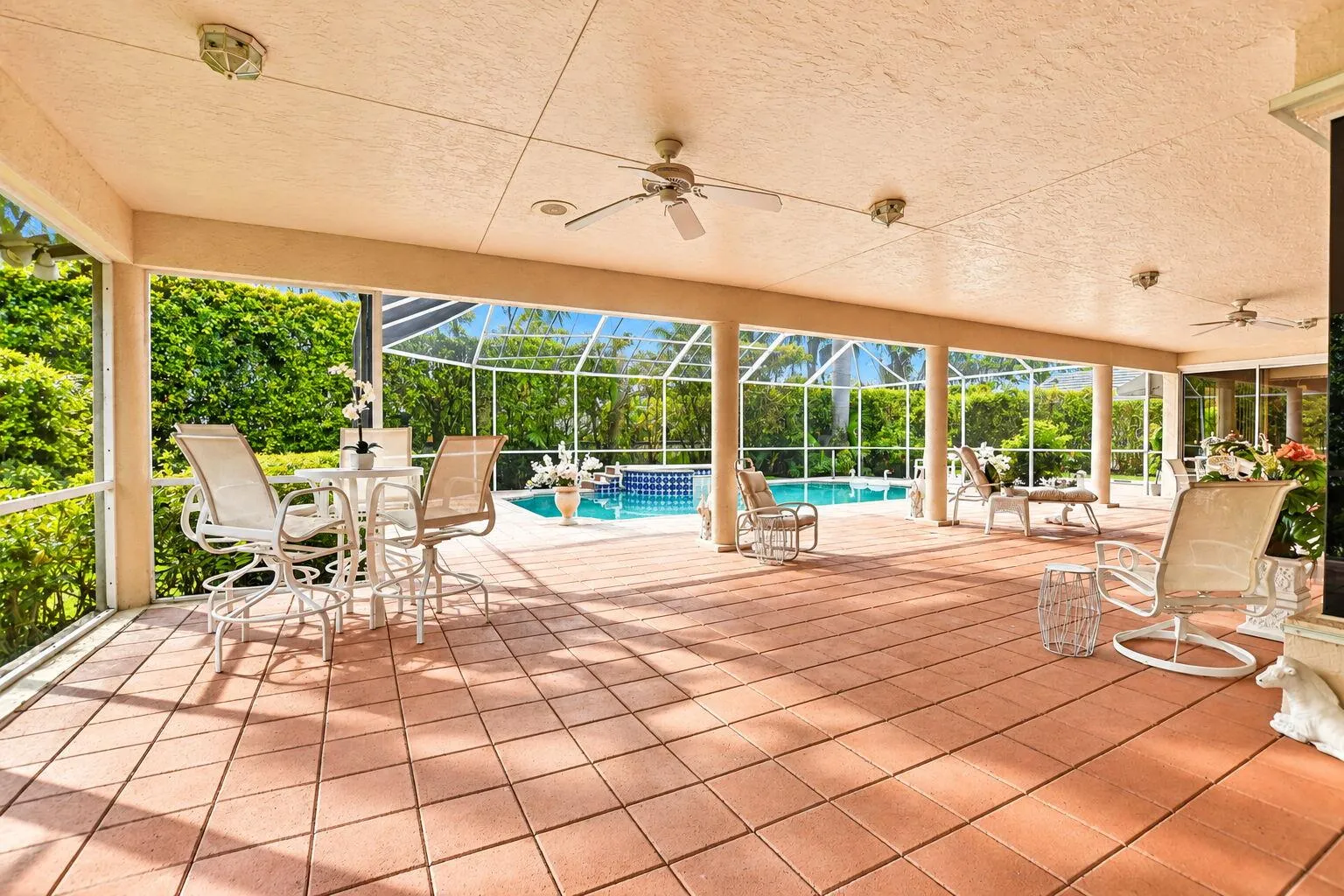 Outdoor Lanai & Pool