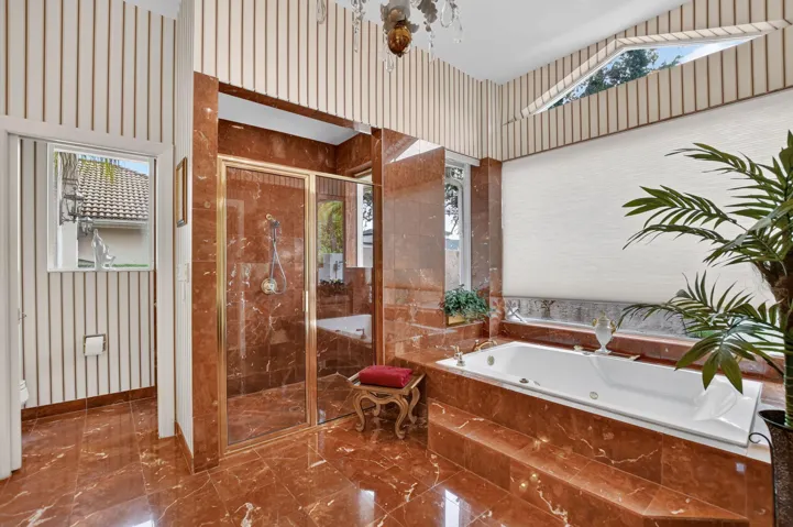 Separate Tub/Shower