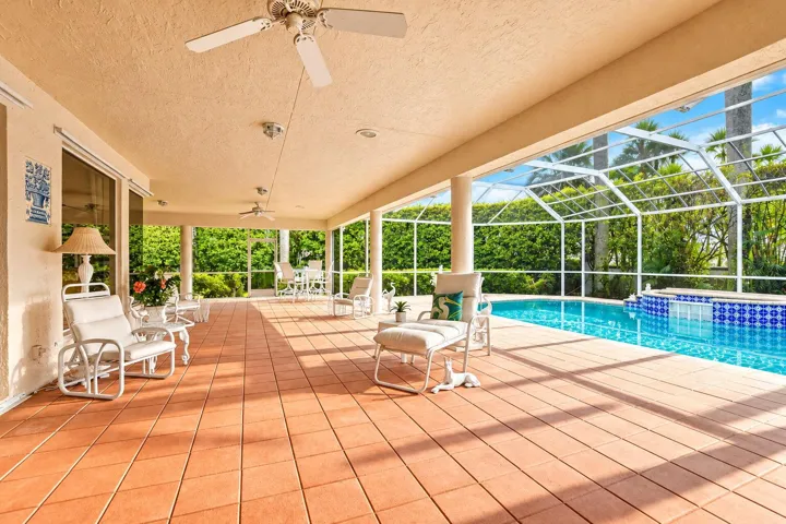 Outdoor Lanai & Pool