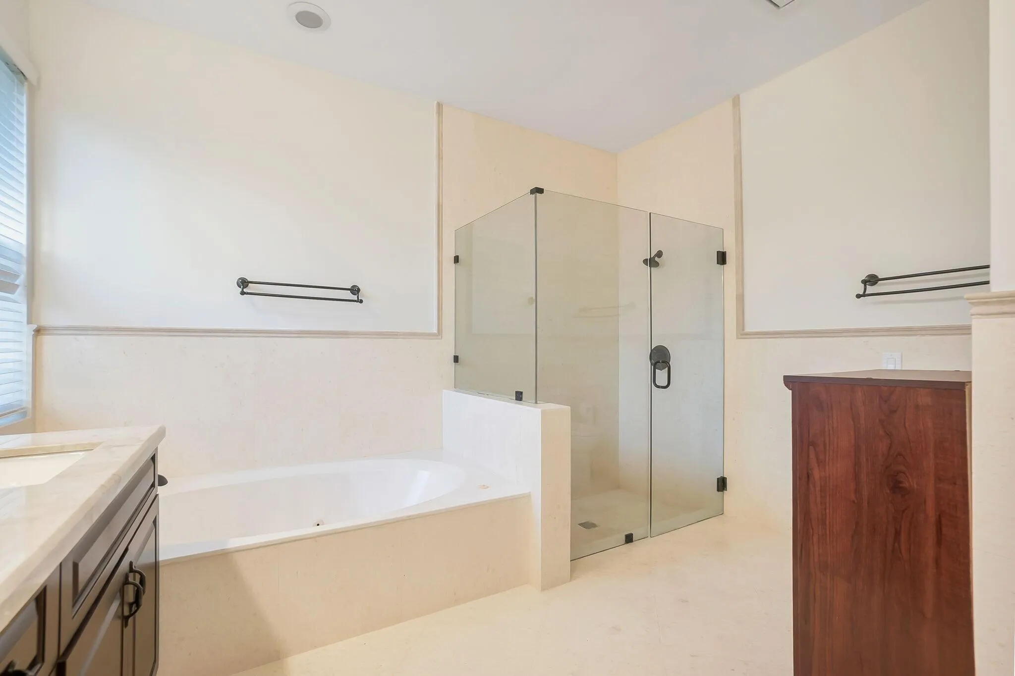 37 Masterbathroom Jacuzzi and Shower