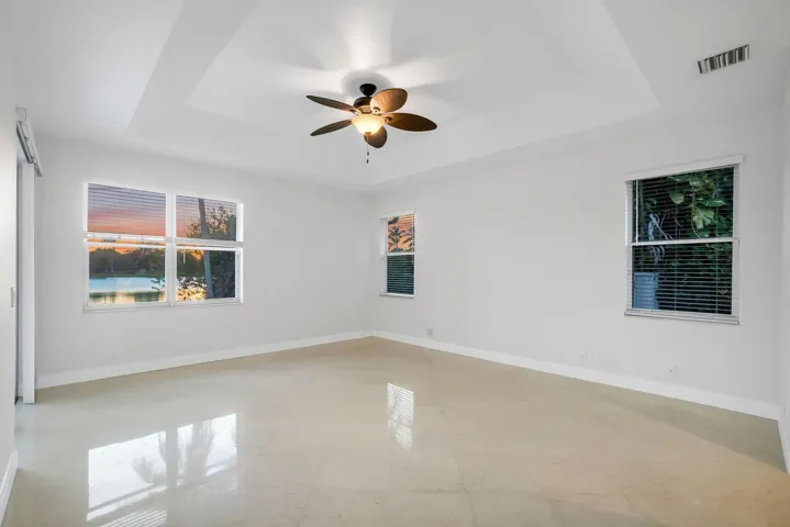 30 Masterbedroom