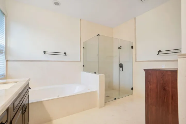 37 Masterbathroom Jacuzzi and Shower