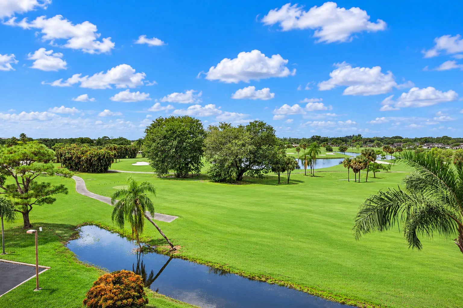 golf course/lake view