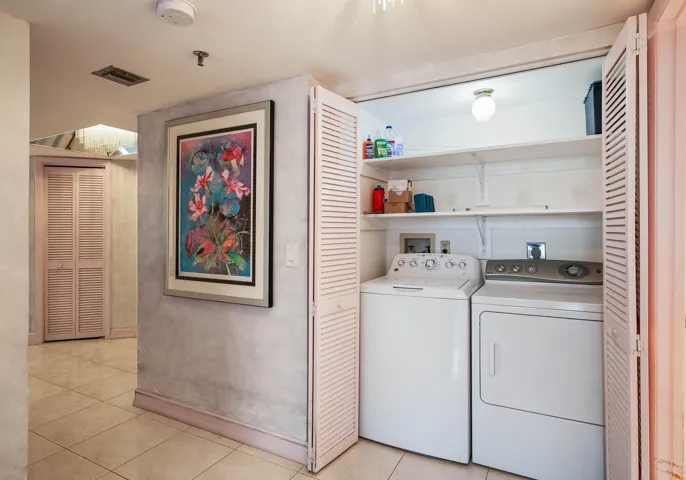 washer/dryer area