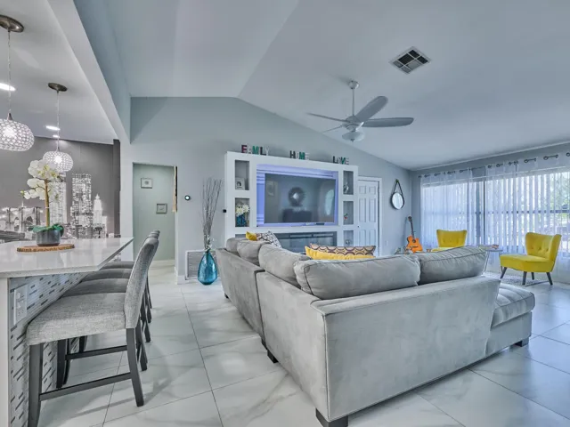 Vaulted ceiling with a ceiling fan