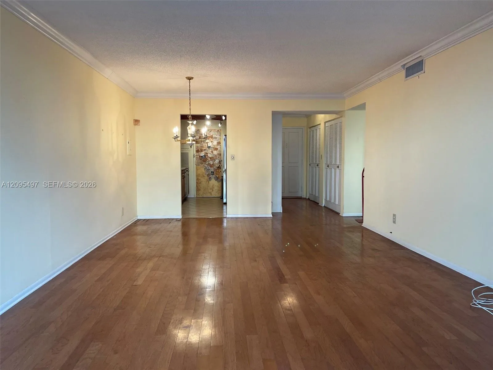 Spacious living / dining room