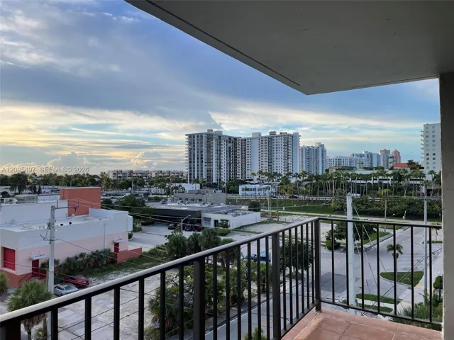 Serene East view of City. Restaurants, coffee houses and boutiques within steps of unit.