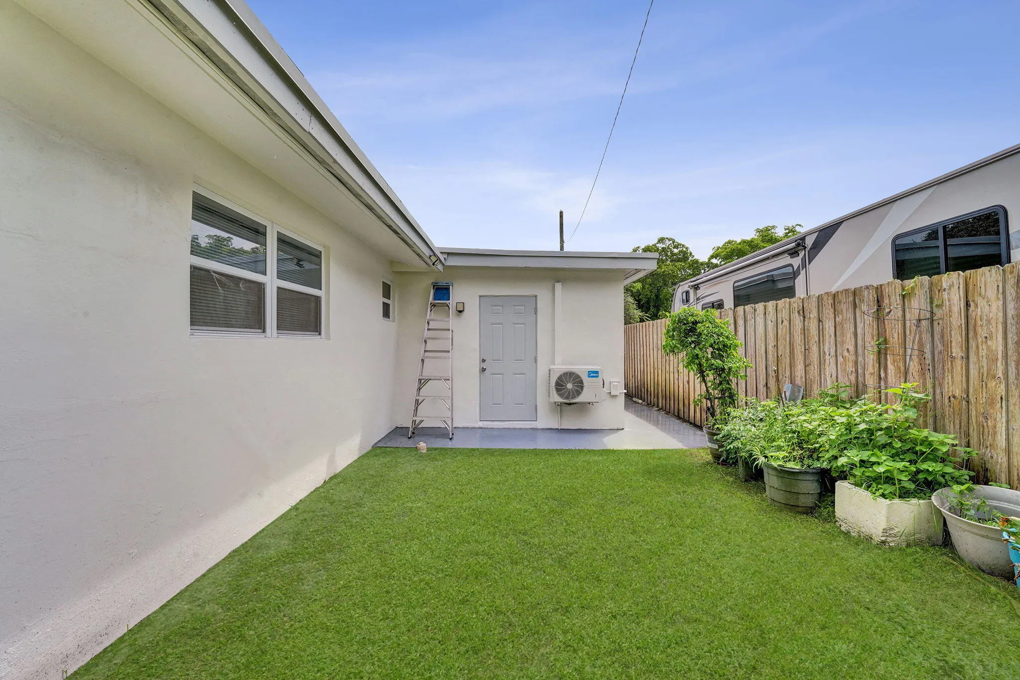 14 01 Side Yard
