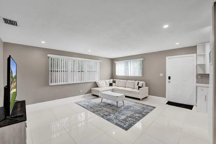 02 04 LivingRoom