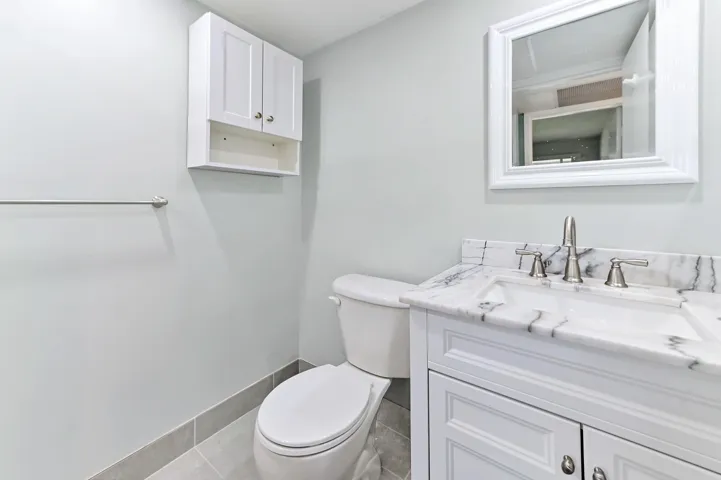16 Bathroom 02