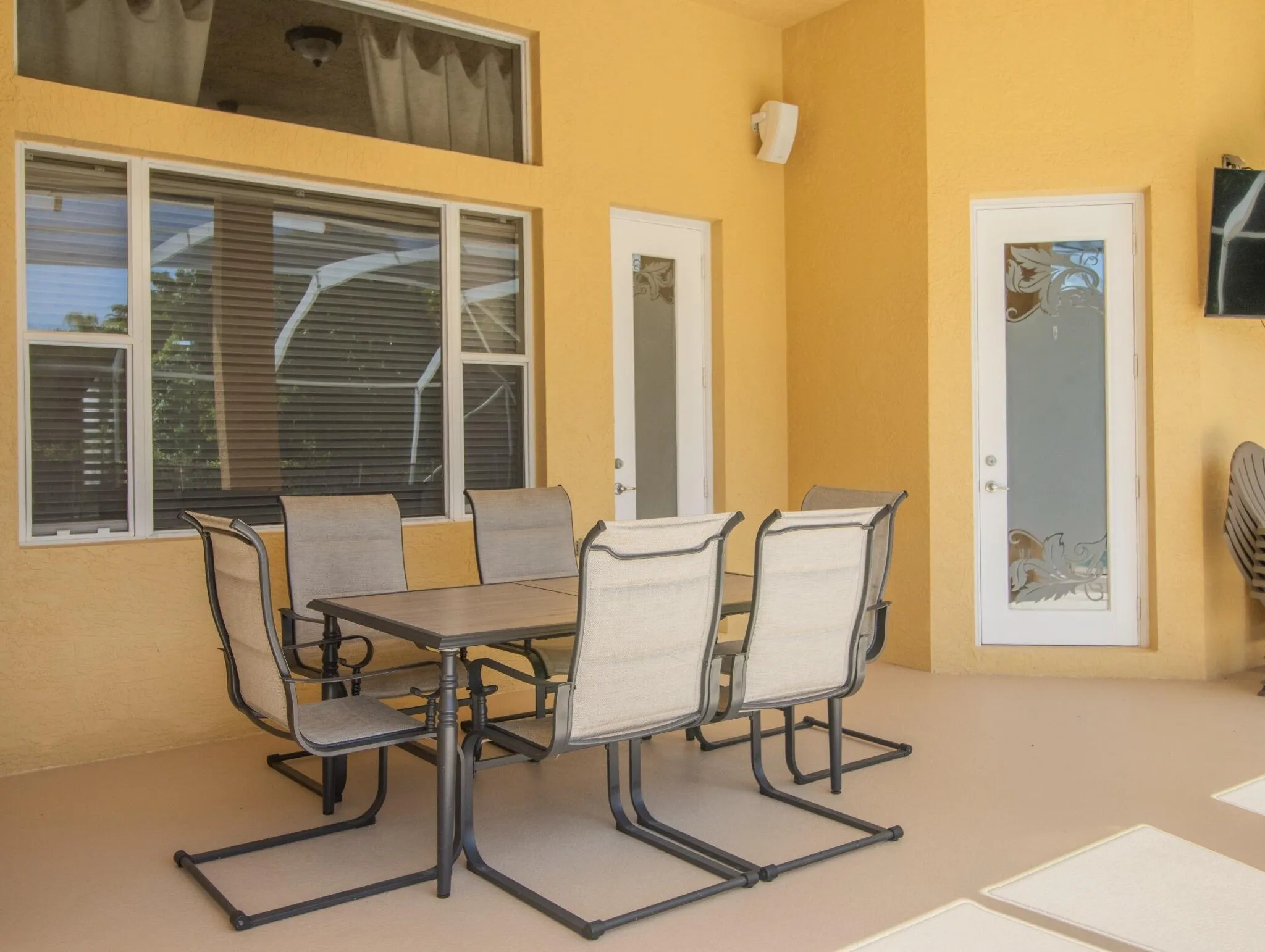 outdoor covered patio dining(1)