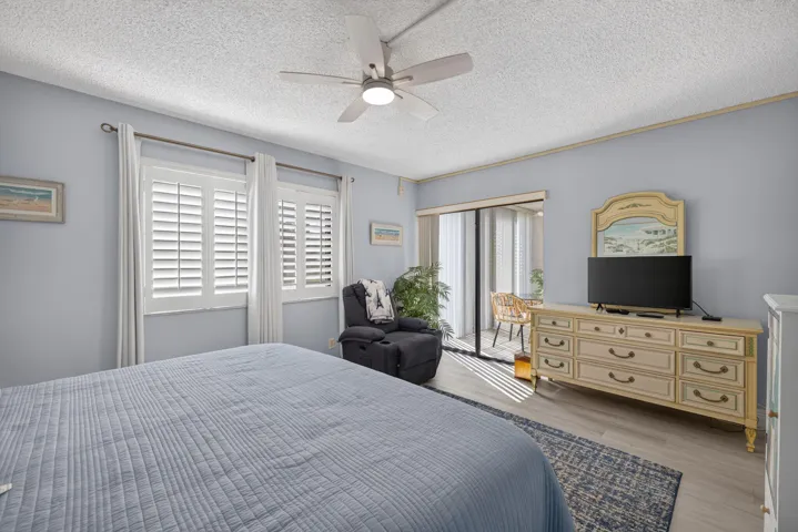 MASTER BEDROOM.........