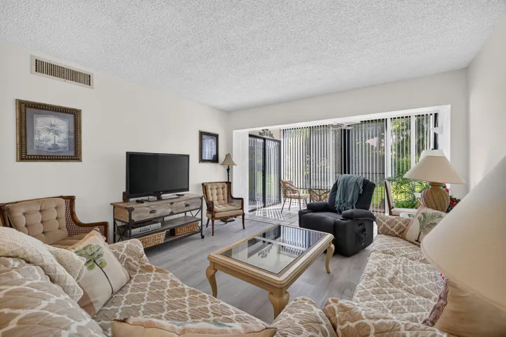 LARGE LIVING ROOM