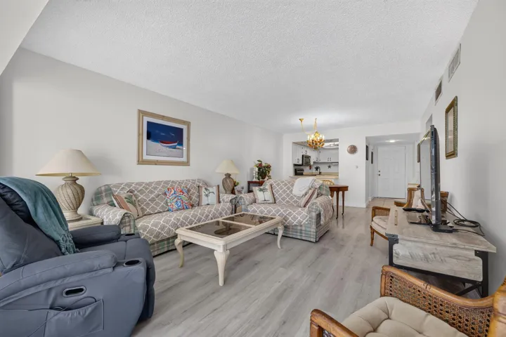 EXTENDED LIVING ROOM