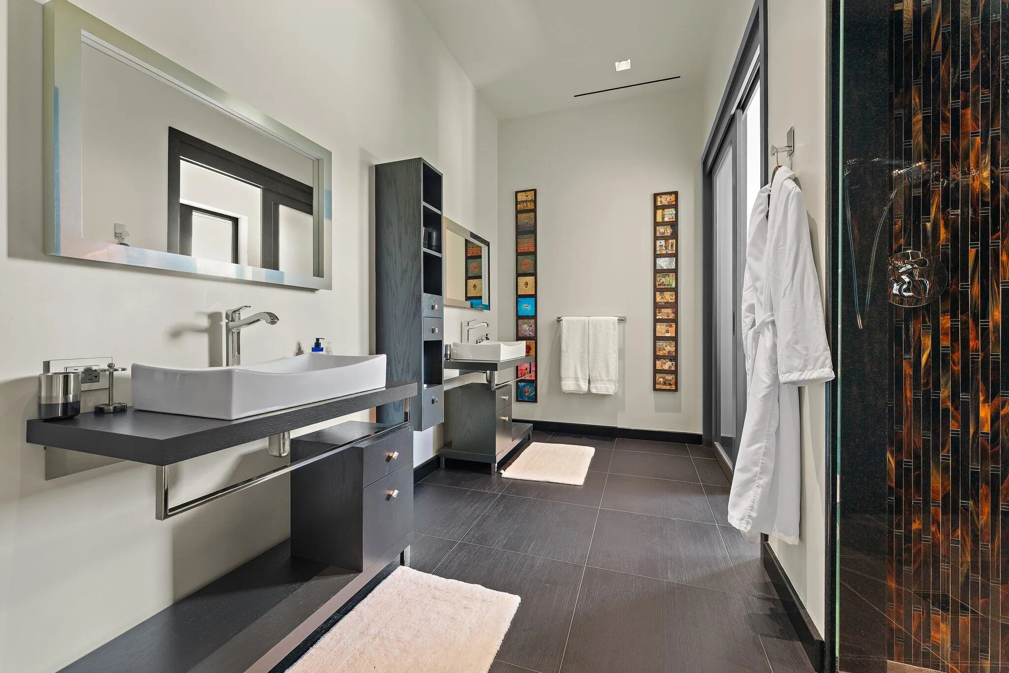 2nd FL Guest Bath - South