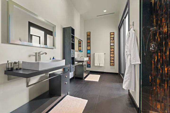 2nd FL Guest Bath - South