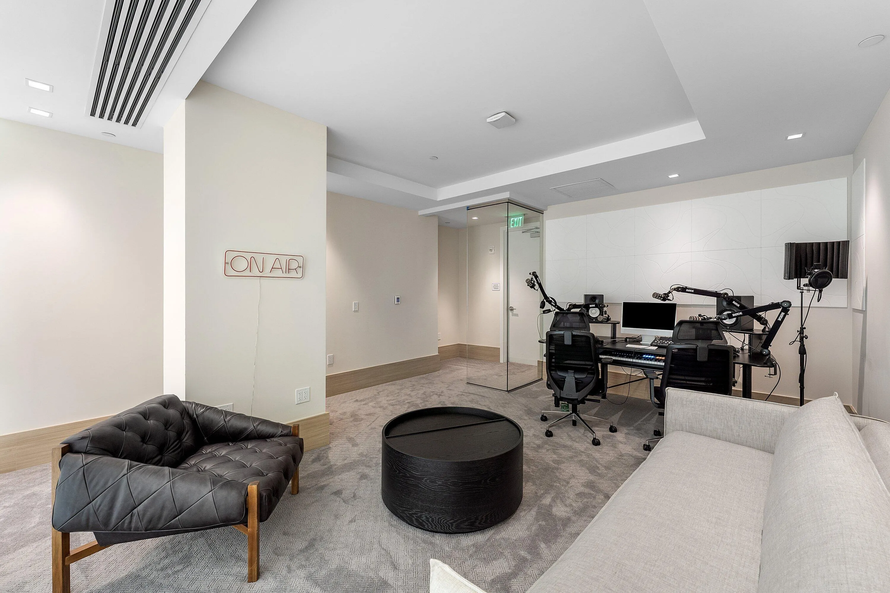 PODCAST ROOM