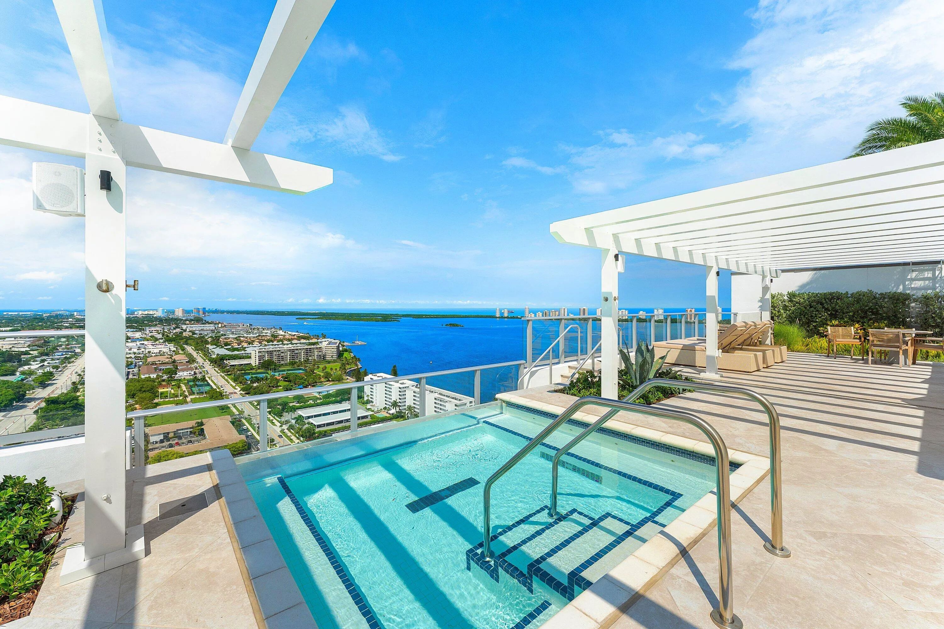 ROOF TOP SPA OVERLOOKING INTRACOASTAL & OCEAN