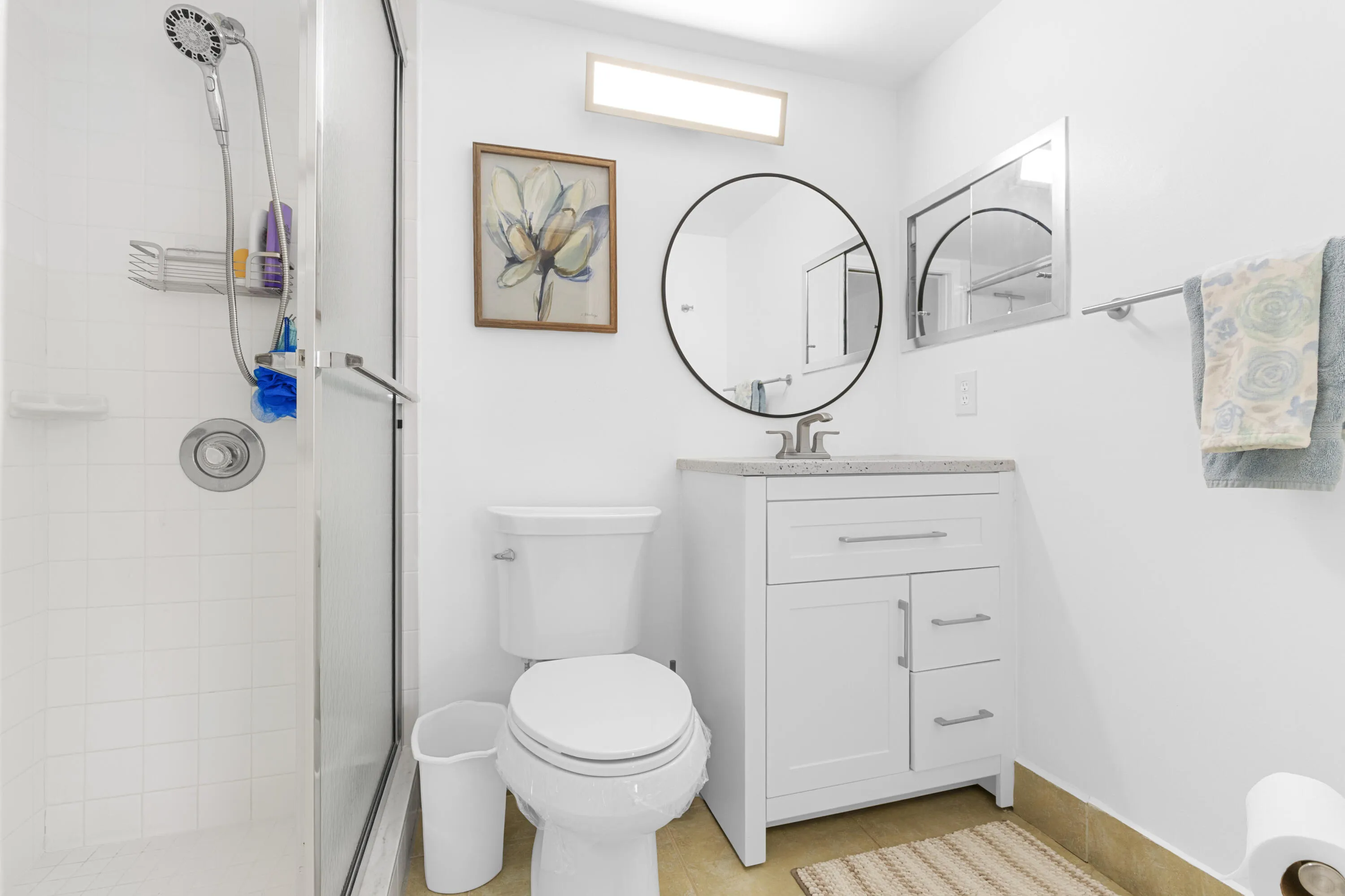 Ensuite Bathroom w/ Pocket Door