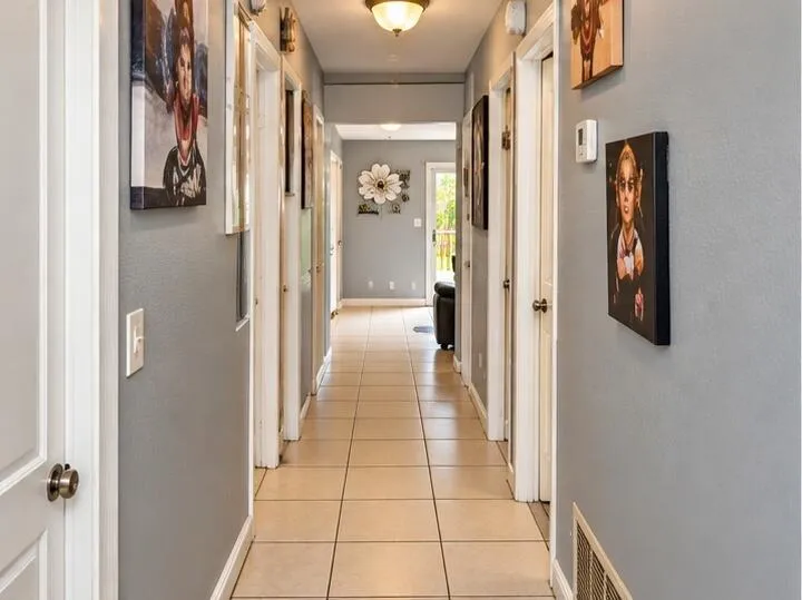 property_photo_3_hallway (2)