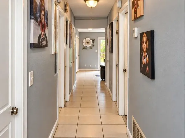 property_photo_3_hallway (2)