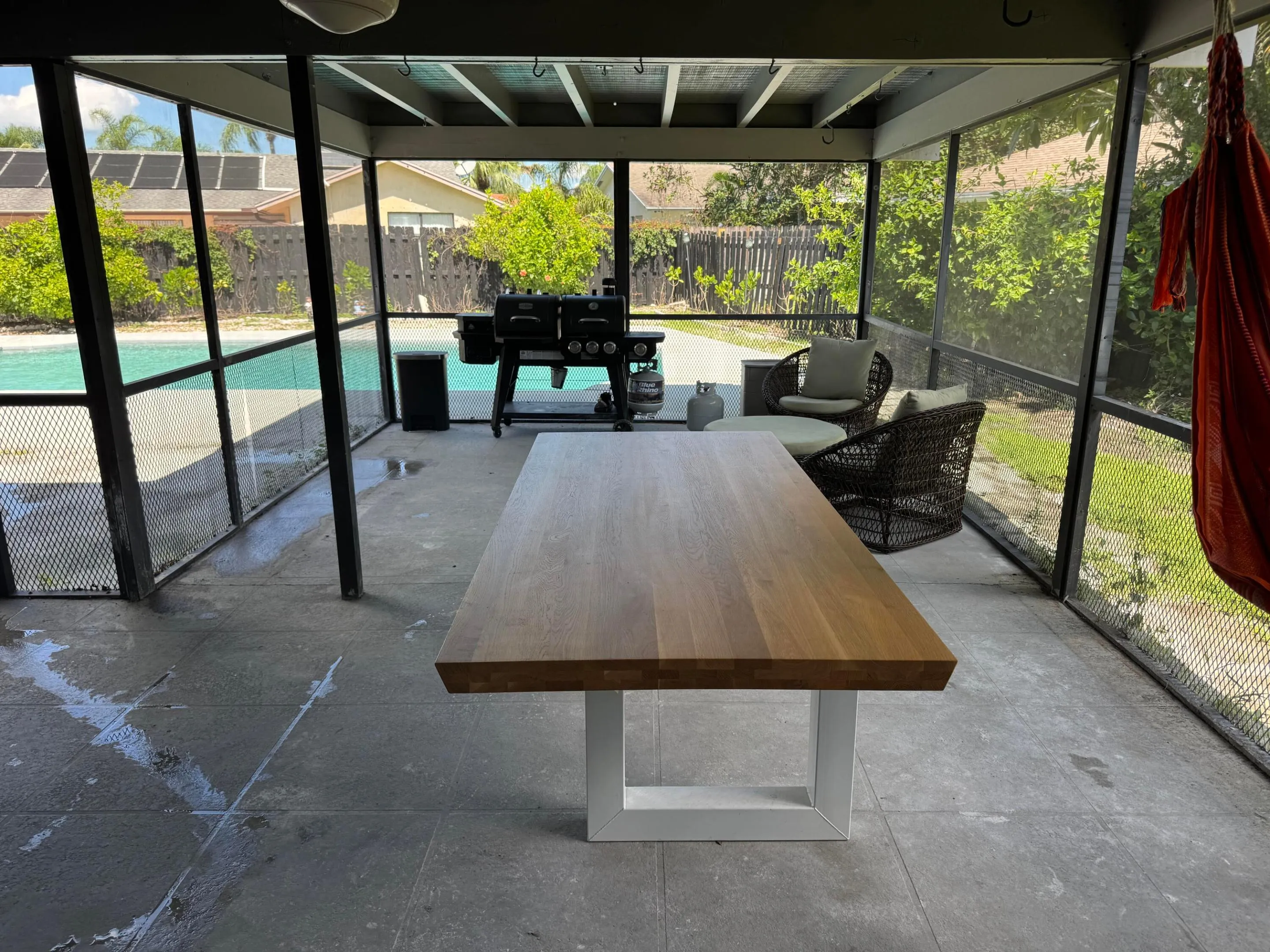 Screened patio dining