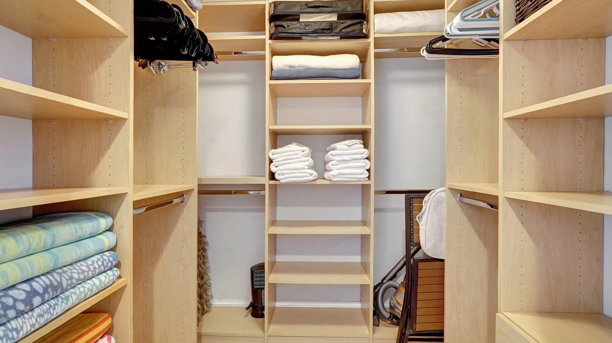 Primary bedroom Walking Closet