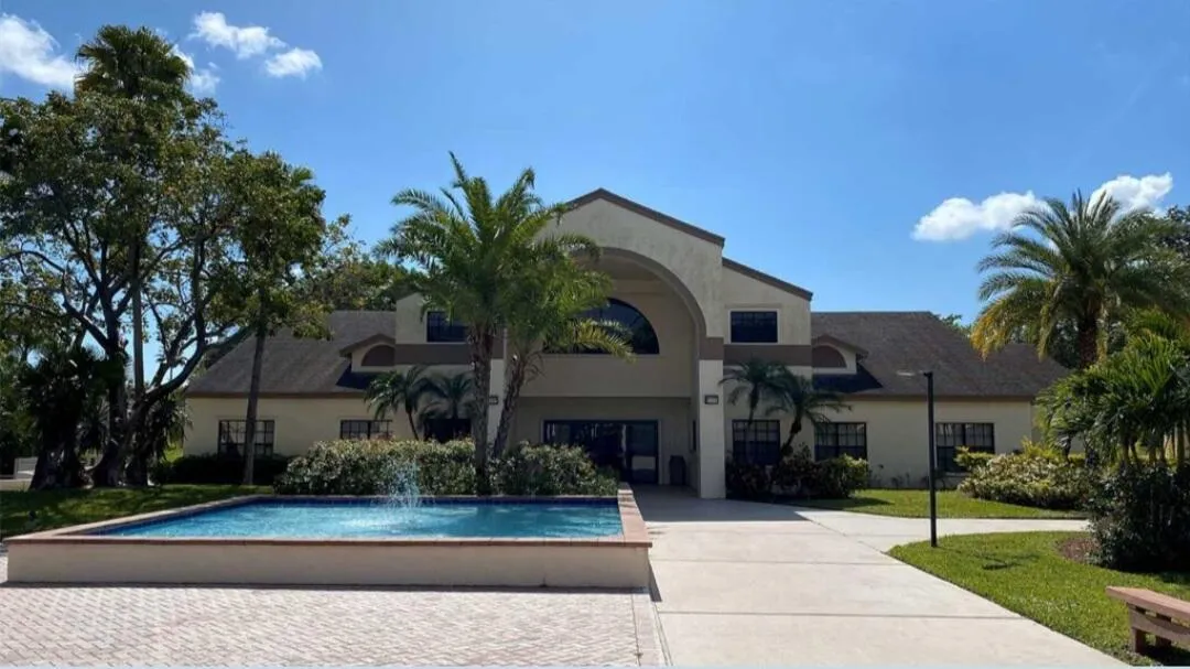 2539 NW 49th Ter 703, Gabriela Guimaraes