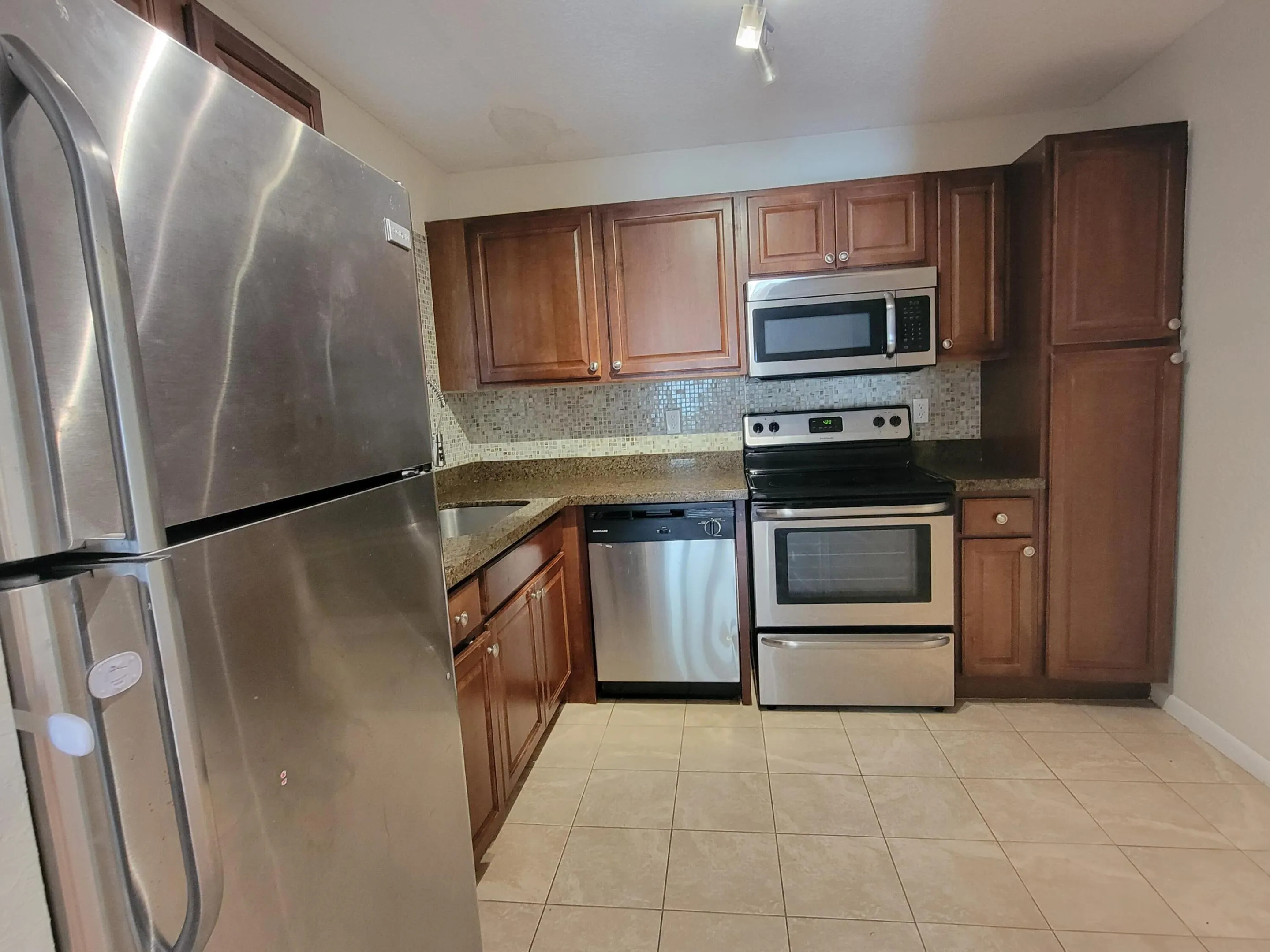 2539 NW 49th Ter 703, Gabriela Guimaraes