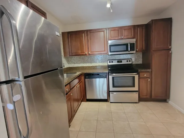 2539 NW 49th Ter 703, Gabriela Guimaraes