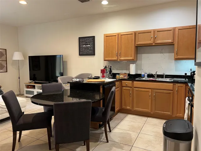 Kitchen & Dining