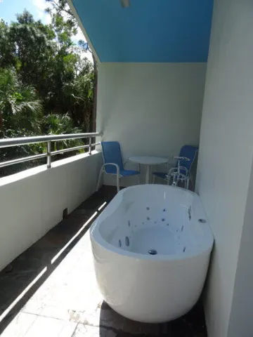 Queens Suite spa tub on the East balcony.