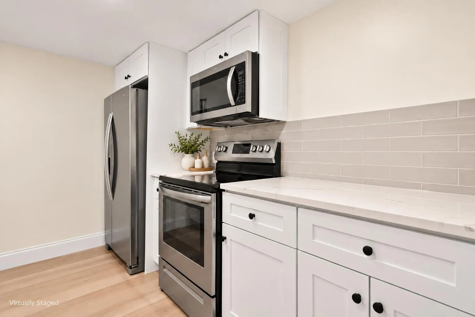 KITCHEN STAGED