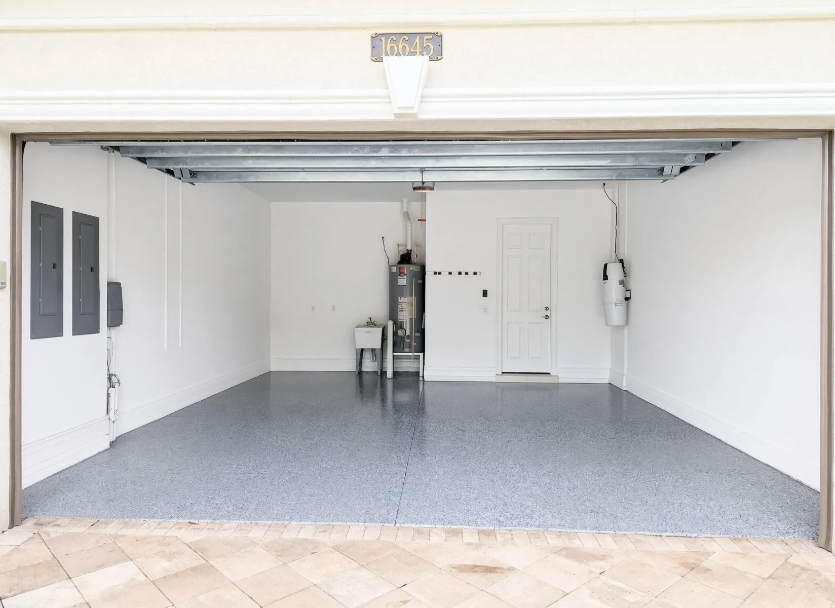 32. Garage