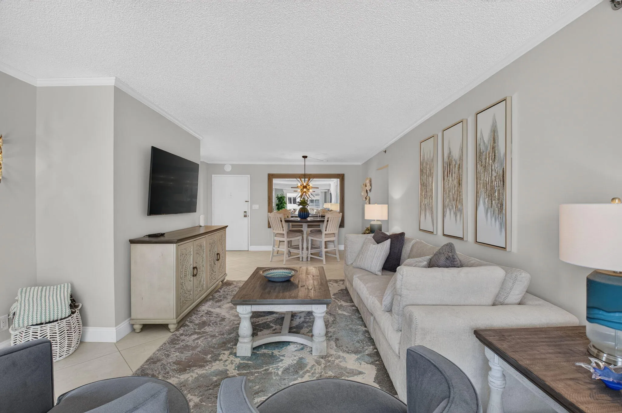 Light colors throughout reflect the beachy theme