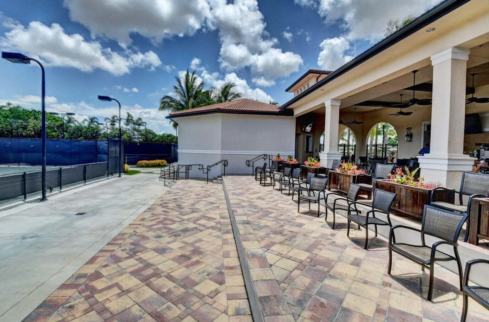 TENNIS DECK