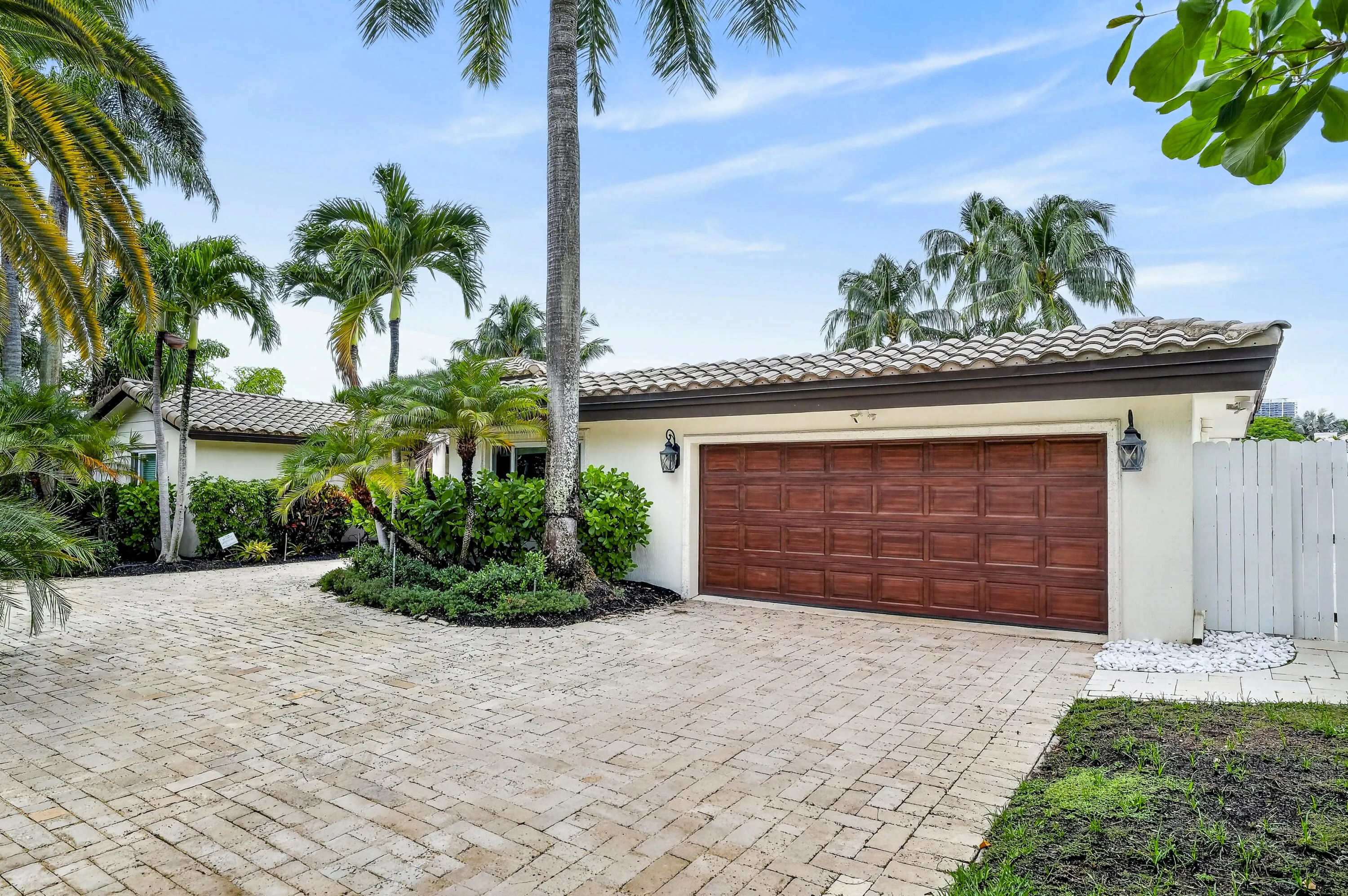 329 Isle of Capri Drive. Fort Lauderdale