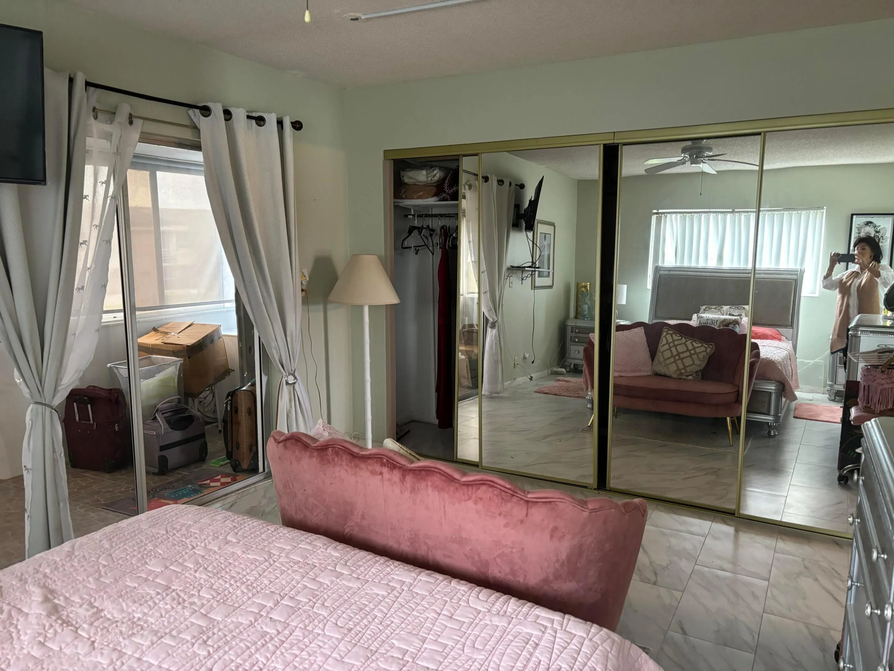 BEDROOM MIRRORED CLOSETD