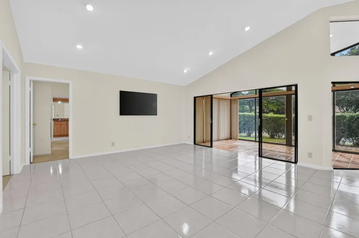 High Ceilings - Natural light