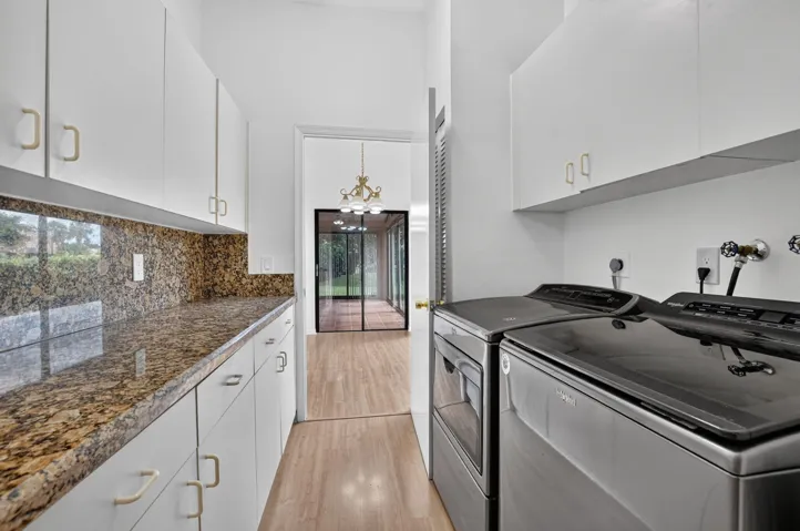 Interior laundry/utility room ample storage